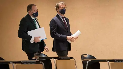 Alberto Núñez Feijóo acompañado del conselleiro de Sanidad, Julio García Comesaña. 