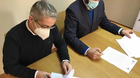 UCGAL y AGALÍN asinaron un convenio de colaboración dirixido a mellorar as relacións entre
particulares e empresarios do sector inmobiliario.