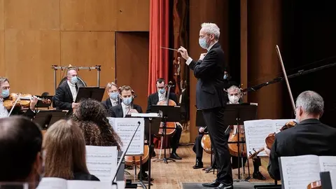 La emisión incluye además el Concierto para violín en re de Jean Sibelius, interpretado por el violinista Matthieu Arama, con la Real Filharmonía de Galicia dirigida por su director titular y artístico, Paul Daniel; celebrado el 16 de noviembre de 2020 en el Auditorio de Galicia.