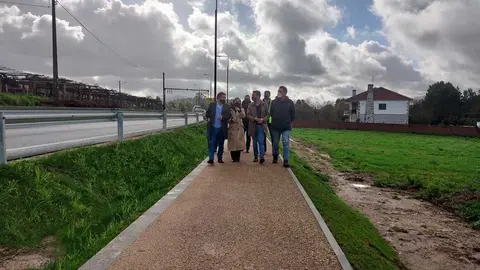 La conselleira de Infraestructuras y Movilidad supervisó el final del itinerario de algo más de 700 metros en el lugar de San Caetano, que se enmarca en el Plan de sendas en la comarca de Pontevedra. ARCHIVO.