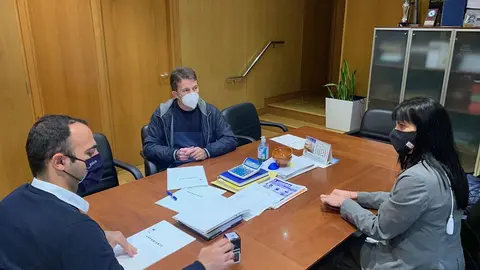 María Gracia Paniccia, presidenta do Porriño Industrial, acompañada de Mario López, coordinador de fútbol base, asinou hoxe co concelleiro de Deportes, David Alonso.