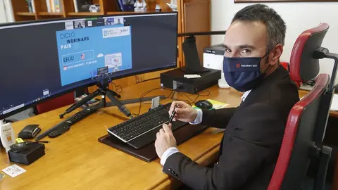 El director del Igape, Fernando Guldrís, participó hoy en un encuentro digital que contó con intervenciones de representantes de entidades comerciales norteamericanas y de Abanca USA.