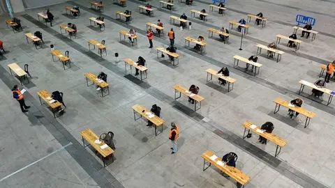 Los primeros exámenes se celebrarán el próximo domingo 14 de marzo en el recinto ferial de Silleda con capacidad para 13.600 personas. ARCHIVO. 