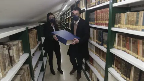 O delegado territorial da Xunta en Pontevedra, Luis López, visita as instalacións coa directora da biblioteca, Alejandra Mosquera, e anuncia que esta mellora quedará rematada a finais do mes de marzo.