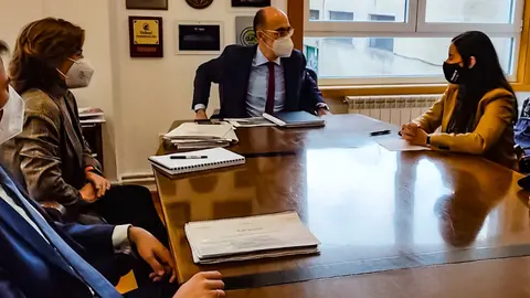 Patricia García y Jesús Almuíña, durante la visita. 