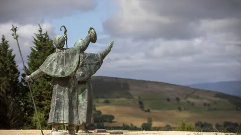 Estatuas homenaje al peregrino en o Monte do Gozo.