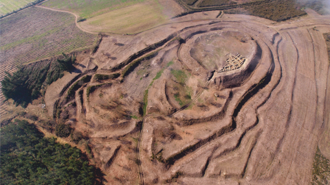 Castromaior se sitúa en una suave loma que permite una vista panorámica del margen derecho del río Miño, pero al no ser un terreno abrupto tuvieron que construirse múltiples elementos defensivos que le dan el carácter singular a este asentamiento.


