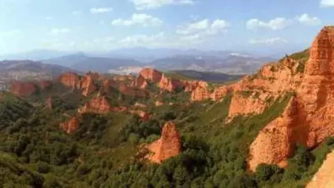 Los investigadores estudian las minas de oro de la Hispania romana, entre ellas Las Médulas (León). / Avraria.