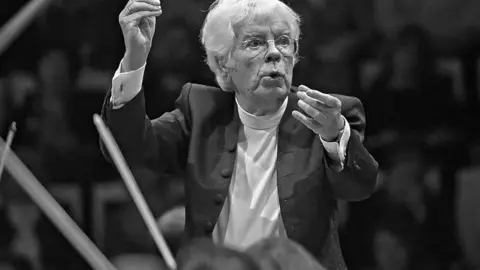 O primeiro director titular da orquestra foi Helmuth Rilling, entre 1996 e 2000.