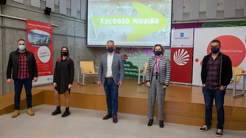 O secretario xeral de Política Lingüística, Valentín García, e a responsable de Seispés Producións, Xiana Lastra, presentan esta iniciativa do Fondo Xacobeo 2021.