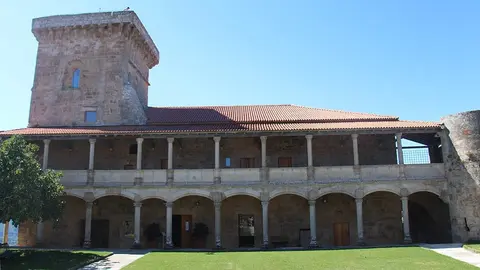 El objetivo de esta inversión en la Fortaleza de Monterrei, actual Parador de Turismo, es mejorar las condiciones de accesibilidad al castillo, así como incorporar redes de canalización y saneamiento.