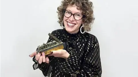 Alicia Tojeiro Ríos, mestra no CEIP Isidro Parga Pondal de Oleiros (Galicia), gañadora na categoría de Educación Primaria.