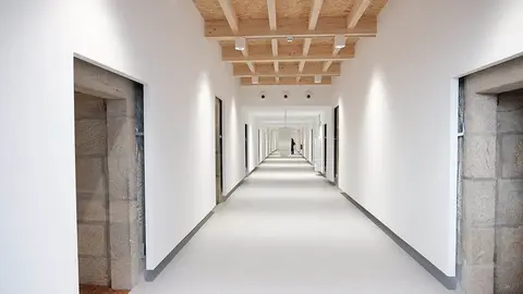 A actuación, que arrancaba a finais de 2019, centrouse na rehabilitación e adaptación da ala sur do conxunto de San Domingos de Bonaval para acoller un novo espazo dedicado a exposicións, oficinas e outros usos; o que supuxo a ampliación do Museo do Pobo Galego cunha superficie útil resultante duns 2.400 m2 -o que significa engadir 1.600 m2 máis do que xa tiña en uso o Museo-. 