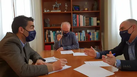 El delegado territorial realiza una visita institucional al municipio y mantiene un encuentro de trabajo con el alcalde, Gonzalo Durán, en el que también se abordaron las sendas de la PO-307 y PO-306, proyectos de humanización y mejoras educativas.