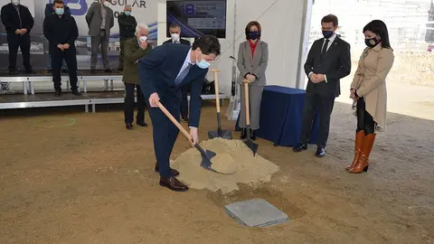 Durante a colocación da primeira pedra da iniciativa PEMOS-18 da Asociación de Empresarios de Mos (AEMOS), o responsable do Executivo galego, que estivo acompañado polo presidente dos empresarios, Manuel Castro, a alcaldesa de Mos, Nidia Arévalo, membros do goberno local e a deputada autonómica Feli Rodríguez.