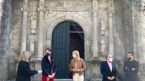 La delegada territorial en Vigo y la directora general de Patrimonio Cultural, María del Carmen Martínez Insua, visitaron el templo, en el que la Xunta actuará este año.