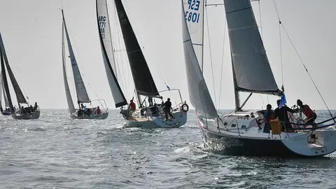 La flota compitiendo durante la primera etapa. © DESMARQUE. 