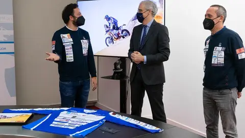   O vicepresidente segundo e conselleiro de Economía, Empresa e Innovación, Francisco Conde, mantén un encontro co piloto do Dakar Eduardo Iglesias. 