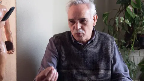 El escultor Fidel Velasco en su casa de Vigo. 