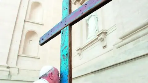El papa Francisco besa la Cruz de Lampedusa.