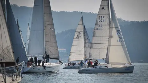 La flota de la Interclubes durante la salida de la segunda etapa en Beluso. © DESMARQUE. 