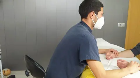 Iago Troncoso, con 34 anos de idade, decantouse por unha clínica de terapias alternativas.