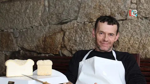 Carlos Reija, en Queixería Santo André, en Castro Verde, Lugo. 