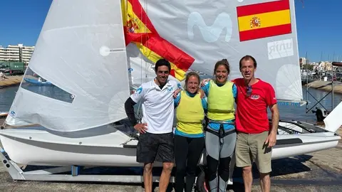 Silvia Mas y Patricia Cantero celebran el oro junto a sus entrenadores Álvaro Marinho y Gustavo Martínez Doreste. 