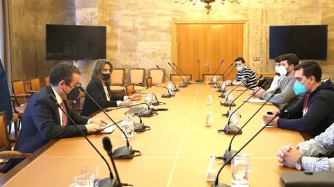 El Ministerio asegura que la decisión en
cuanto a la continuidad de la empresa en su ocupación del Dominio Público
Marítimo Terrestre no depende de este Ministerio sino de un fallo que debe dictar la Audiencia Nacional,