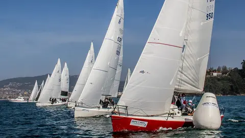El Marías liderado por Manel Marías saliendo a ras de boya en la Liga de Invierno Baitra J80. ARCHIVO. © ROSANA CALVO.