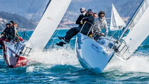 El Okofen de Javier de la Gándara y el Marías de Manuel María en lucha por el primer puesto. © ROSANA CALVO.