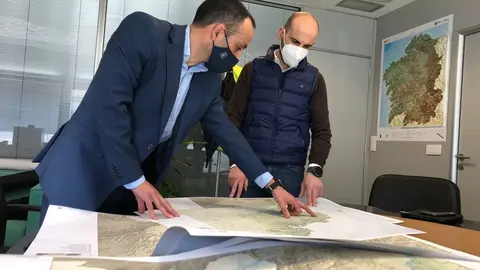 El director del Instituto de Estudios del Territorio, Francisco Barea, se reunió con el presidente de la Federación Gallega de Ciclismo, Juan Carlos Muñiz.