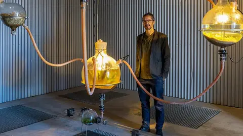 ‘El perpetuo tránsito hacia el presente' de Miguel Moreno Mateos se recrea un sistema de arroyo con 17 esferas de cristal que canalizan el agua procedente de la lluvia.