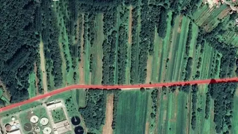 O proxecto a executar consiste no acondicionamento da ruta peonil e vía ciclista no marxe esquerdo da rúa Loureiro co obxectivo de acondicionar e mellorar a ruta existente. 