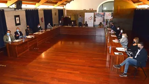 Alcaldes e alcaldesas e concelleiros e concelleiras dos 14 concellos do xeodestino reuníronse este mércores no Pazo de Mos para facer balance dos traballos realizados e traballar na nova programación.