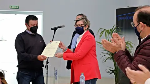 A conselleira do Mar entrega as certificacións de Pescaenverde. 