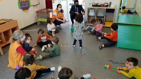 El delegado territorial, Luis López, anuncia, en una visita al servicio del Edificio Administrativo de Campolongo, que la oferta, dotada con 60 centros, se ampliará a lo largo del curso con la apertura de la de Salvaterra do Miño.