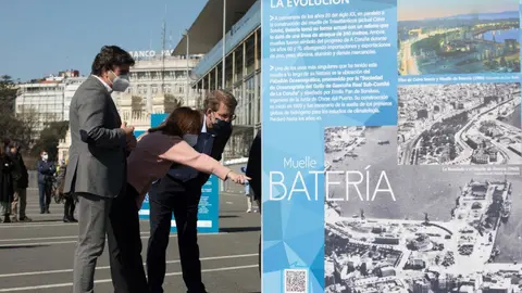 El presidente de la Xunta hizo hoy un recorrido por el muelle y visitó la exposición fotográfica Contra viento marea.
