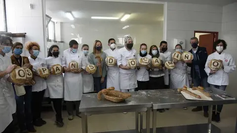 O vicepresidente primeiro, Alfonso Rueda, visitou hoxe en Vigo o obradoiro “Os pans do Camiño”, no que un grupo de mozos está a formarse na elaboración de repostería e panadería ecolóxica.