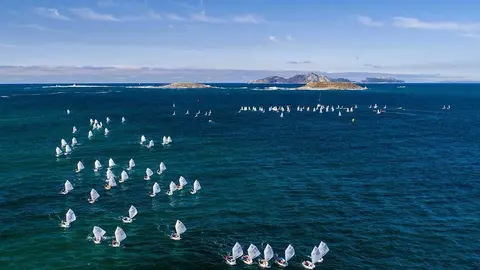 Más de un centenar de jóvenes regatistas de 10 comunidades autónomas
aspiran a llevarse el título de campeón en las categorías SUB 16 y SUB 13.