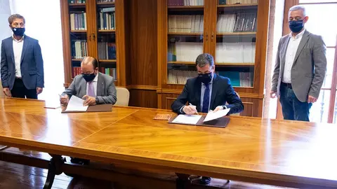 O conselleiro de Cultura, Educación e Universidade, Román Rodríguez, e o reitor da Universidade de Santiago, Antonio López, renovan o convenio ata o ano 2024.