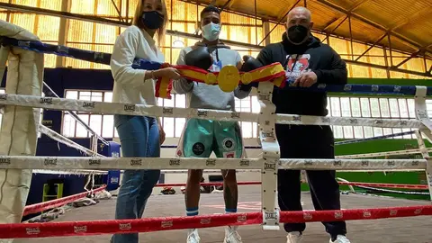 
Fernández-Tapias felicita a José La Sombra Martínez, el nuevo campeón de España de boxeo.