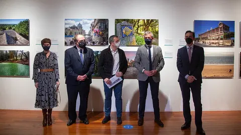 El vicepresidente primero, Alfonso Rueda, y el presidente de Afundación, Miguel Ángel Escotet, inauguraron hoy la muestra, que estará en Santiago de Compostela hasta el 15 de mayo.