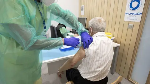 Inicio de la vacunación en mayores de 80 años, en el centro medico do Milladoiro. ARCHIVO.