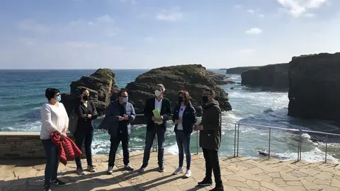 La conselleira de Medio Ambiente, Territorio y Vivienda, Ángeles Vázquez, visitó la playa de las Catedrales en el último día con el acceso sometido a las restricciones.