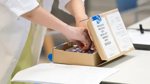 Nieves Cabo Vidal recibe a segunda dose da vacina contra a covid-19 que comeza a dispensarse na residencia de maiores Porta do Camiño de Santiago de Compostela. 17 de xaneiro de 2021