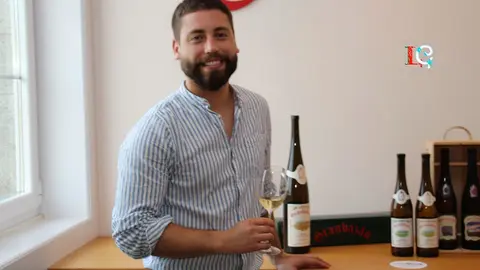 Diego Ríos en la tienda de Granbazán con un Veigalobos en su copa. © ROBERTO LEDO.