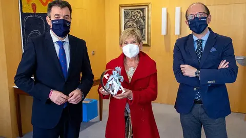 O conselleiro de Cultura, Román Rodríguez, recibe no seu despacho á escultora Soledad Penalta, deseñadora da peza que simbolizará o galardón deste ano.