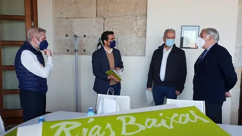 O delegado territorial visita a sede da Denominación de Orixe, no Pazo de Mugartegui de Pontevedra, e reúnese co seu presidente, Juan Gil de Araújo.