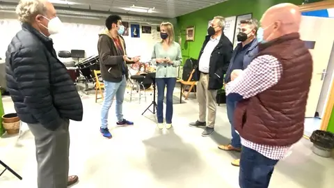 La delegada territorial de la Xunta mantuvo hoy un encuentro con representantes de la S.C.D.R. Helios de Bembrive y miembros de la junta directiva del Ateneo Musical-

